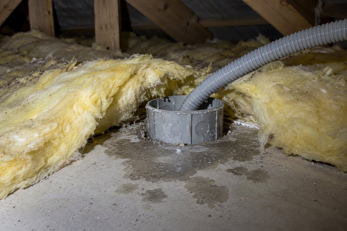 Boîte d'encastrement de plafonnier dans les combles avec isolant écarté et condensation